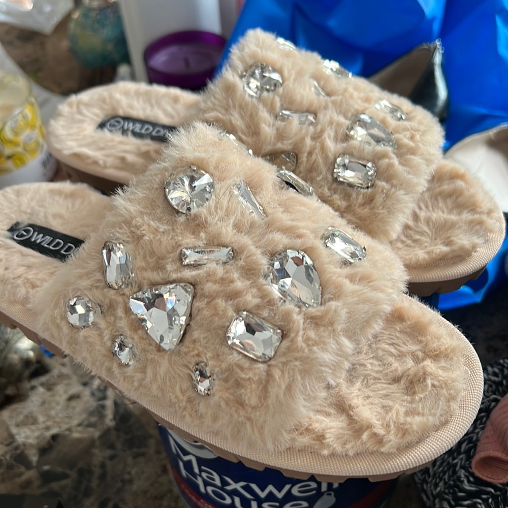 Wild diva size 7 glam slippers lightly used /tried on